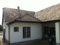Váchartyán posta tető felújítása előtt