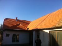 Váchartyán posta tető felújítása közben